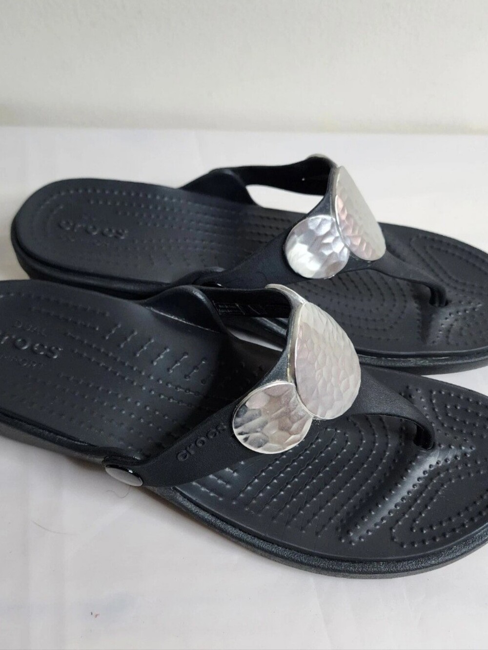 Crocs Sanrah Women’s Metal Silver Hammered Flip Flop Black Wedge Sandals Size 10 - Picture 2 of 9